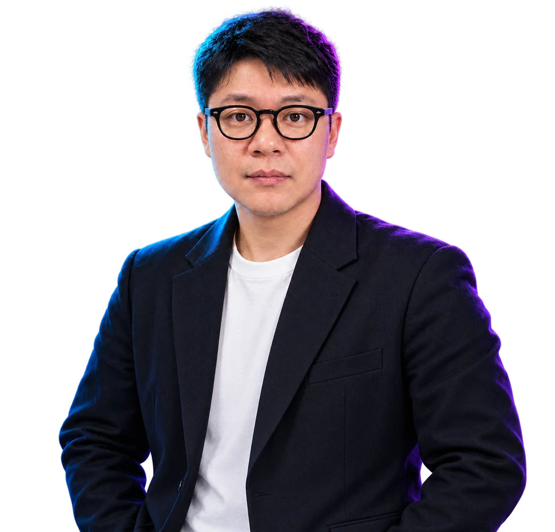짧은 머리와 검정 뿔테 안경, 검정 재킷을 착용한 바이브용샘 (고상용)의 사진 기반 프로필 시안